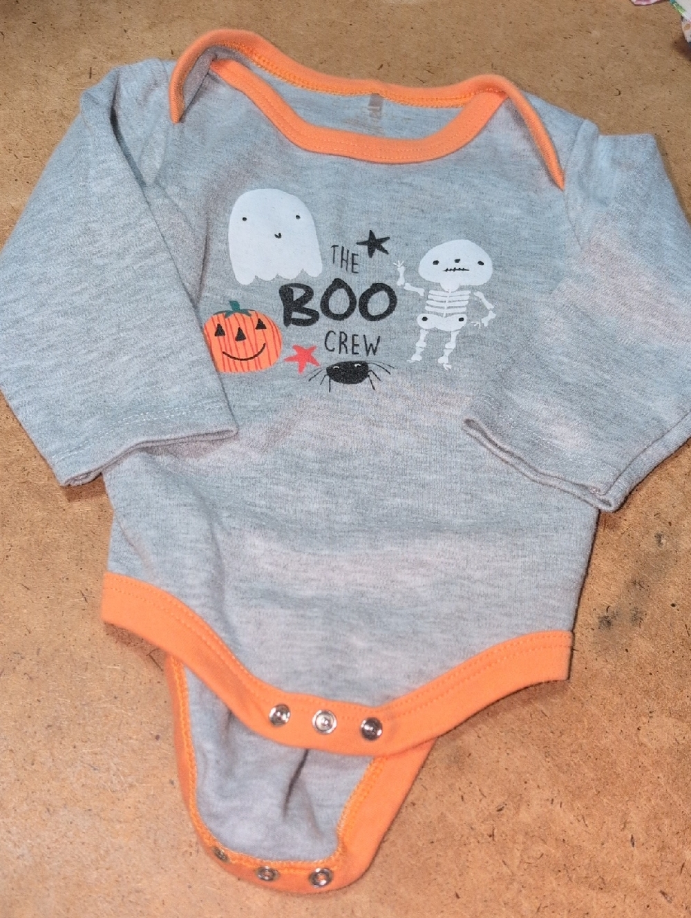 ❤️‍🔥10/$10❤️‍🔥 GUC Baby Chick Pea Gray Halloween Long Sleeve Onesie Size 6-9M